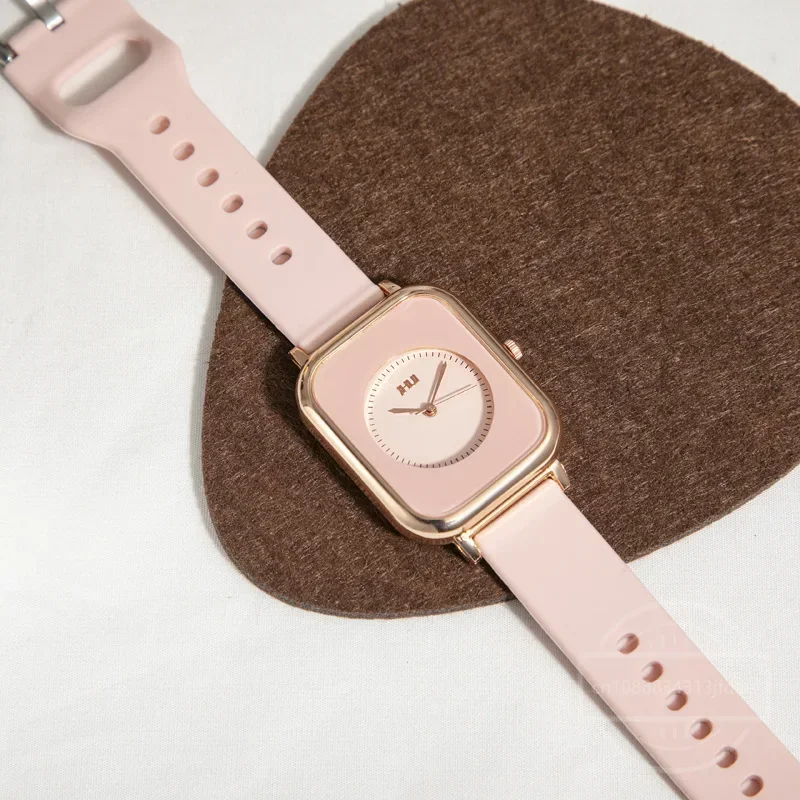 นาฬิกาสำหรับผู้หญิงสายซิลิโคนลำลองกีฬาสีชมพูนาฬิกาควอตซ์สี่เหลี่ยมแฟชั่น