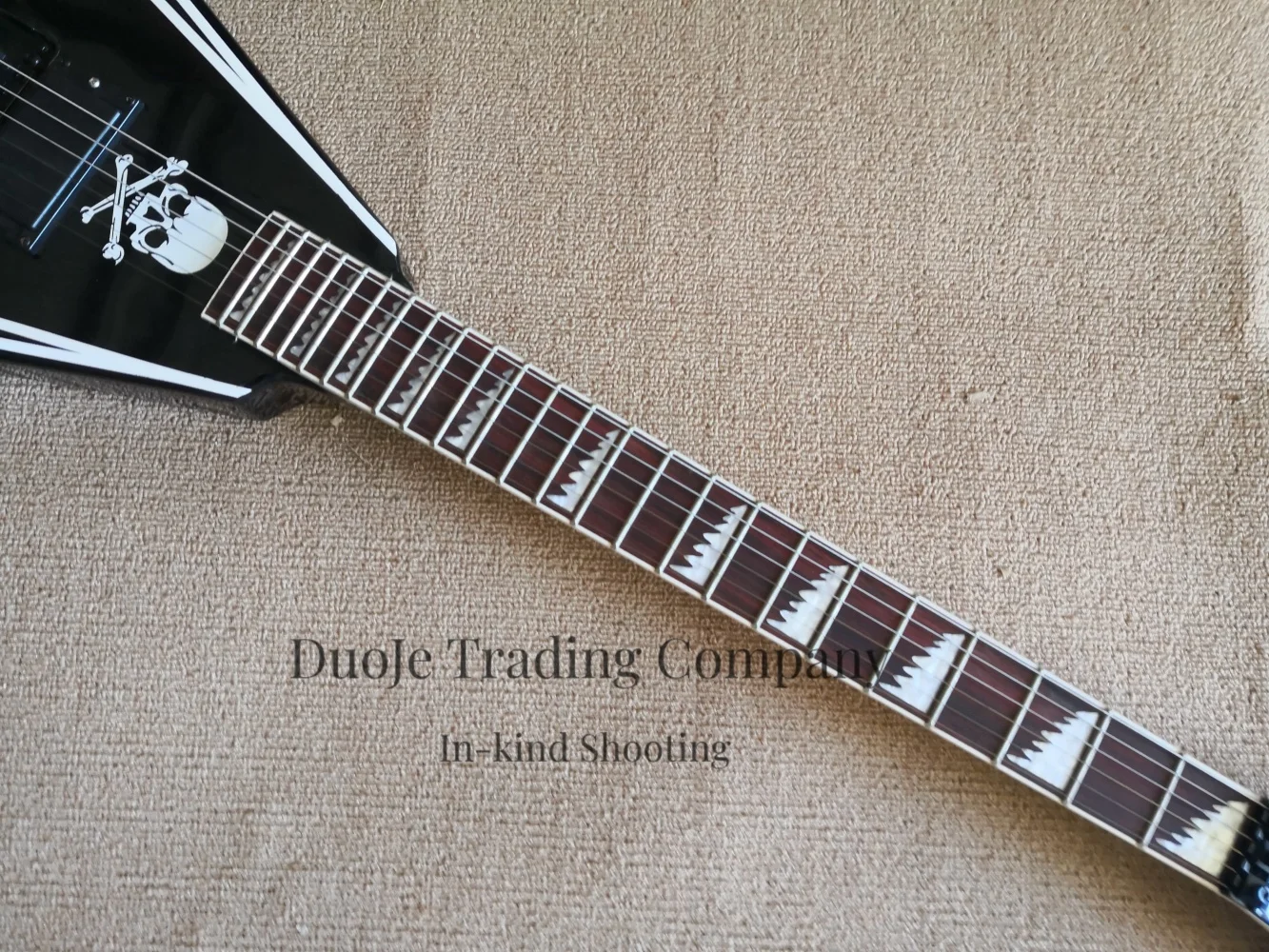 Golden guitar, tremolo bridge, HH pickups, large-grained silver powder body, maple neck, 22 frets, factory custom-made