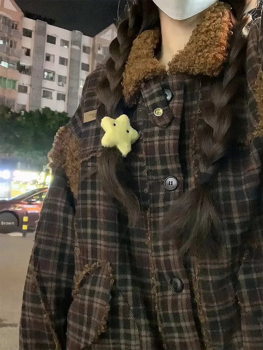 

Ретро-куртка в американском стиле из овечьей шерсти в клетку, женская, осенне-зимняя, новая, утолщенная, свободного кроя, универсальная, теплая, хлопковая, с воротником на пуговицах