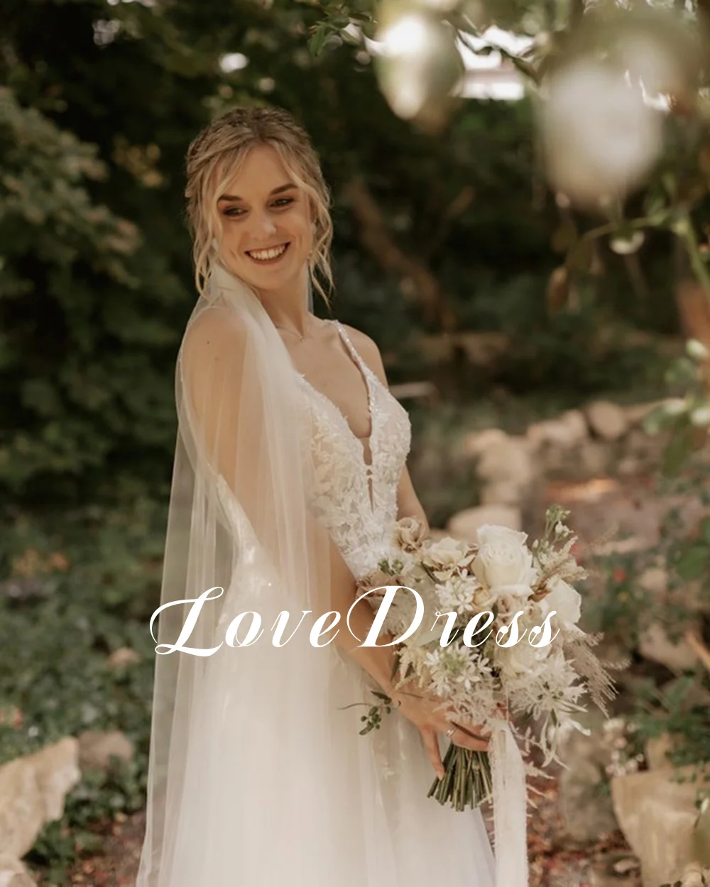 Lovedress boêmio com decote em v vestido de casamento sem mangas rendas apliques praia dividir vestido de noiva sem costas tule botão personalizado