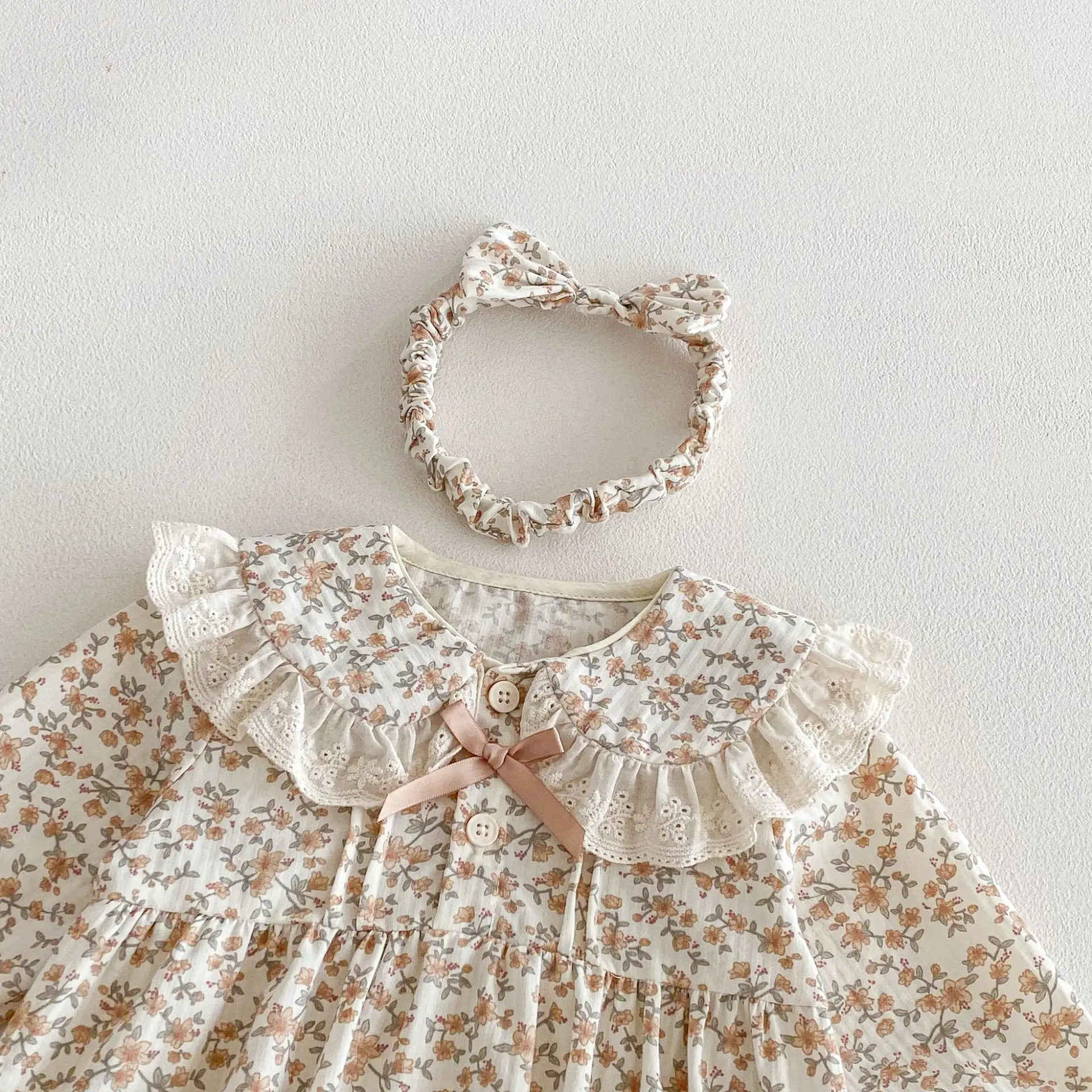 ملابس الطفل 2026 ربيع الخريف جديد طفل الفتيات طويلة الأكمام داخلية الرضع الأزهار قطعة واحدة الملابس مع العصابات الشعر