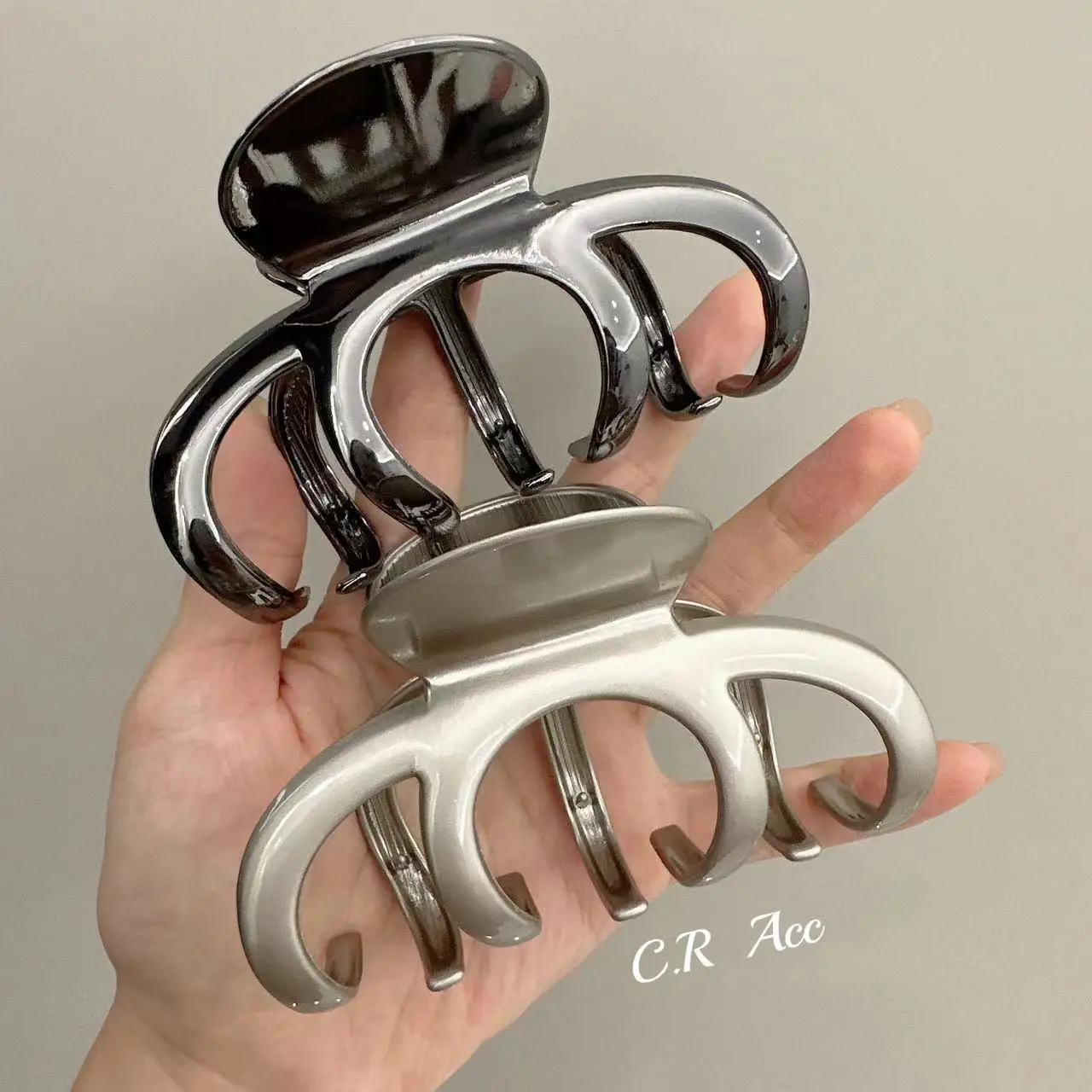 Large Hollow Metallic Hair Claw Clips For Women Strong Hold Non Slip Shark Clips Chic Lucky Hair Accessories For Thick Hair Updo