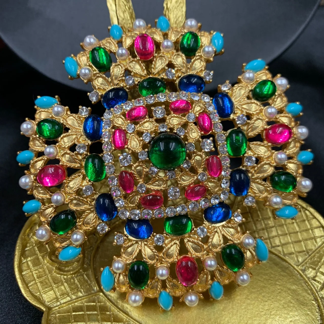 Vintage Jewelry Large Water Droplet Oval Glass Brooch Light Luxury High-end Flower Shaped Colorful  Brooches For Women