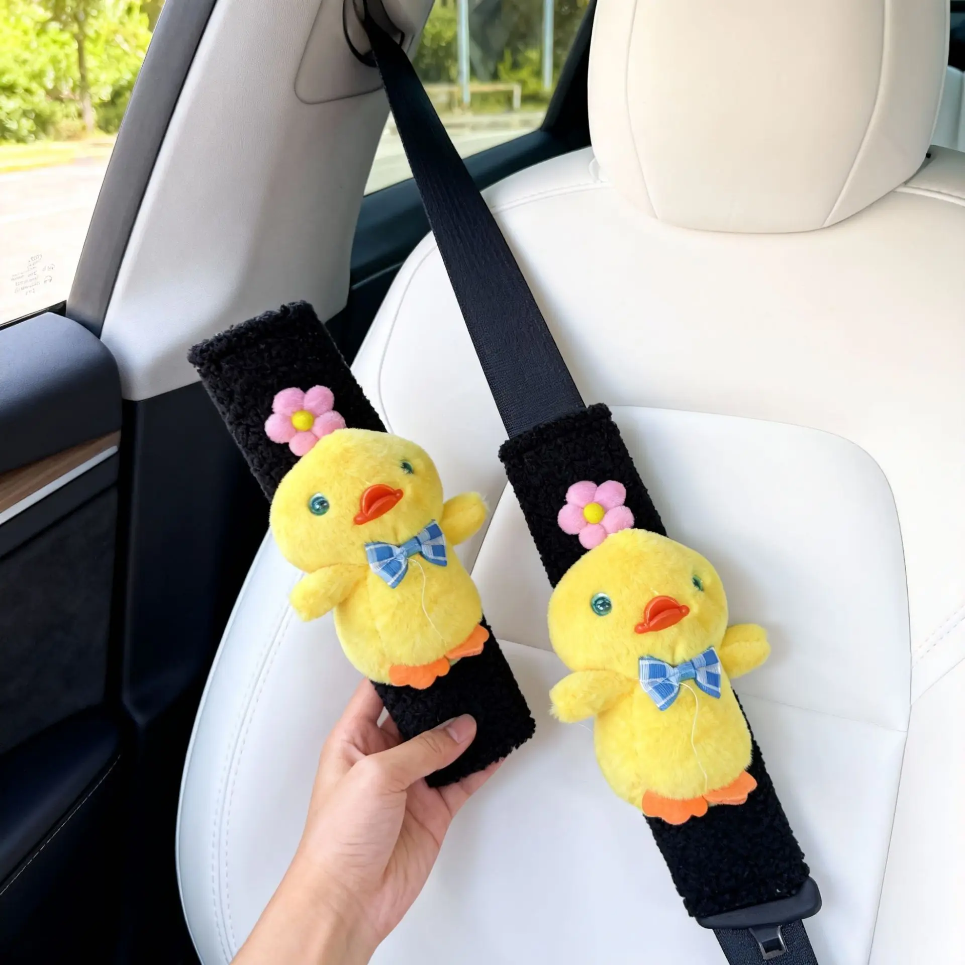 

1 шт. мультяшный желтый чехол на ремень безопасности в виде утки с бантом, милый декор для автомобиля, мягкий плюшевый защитный наплечник для ремня безопасности