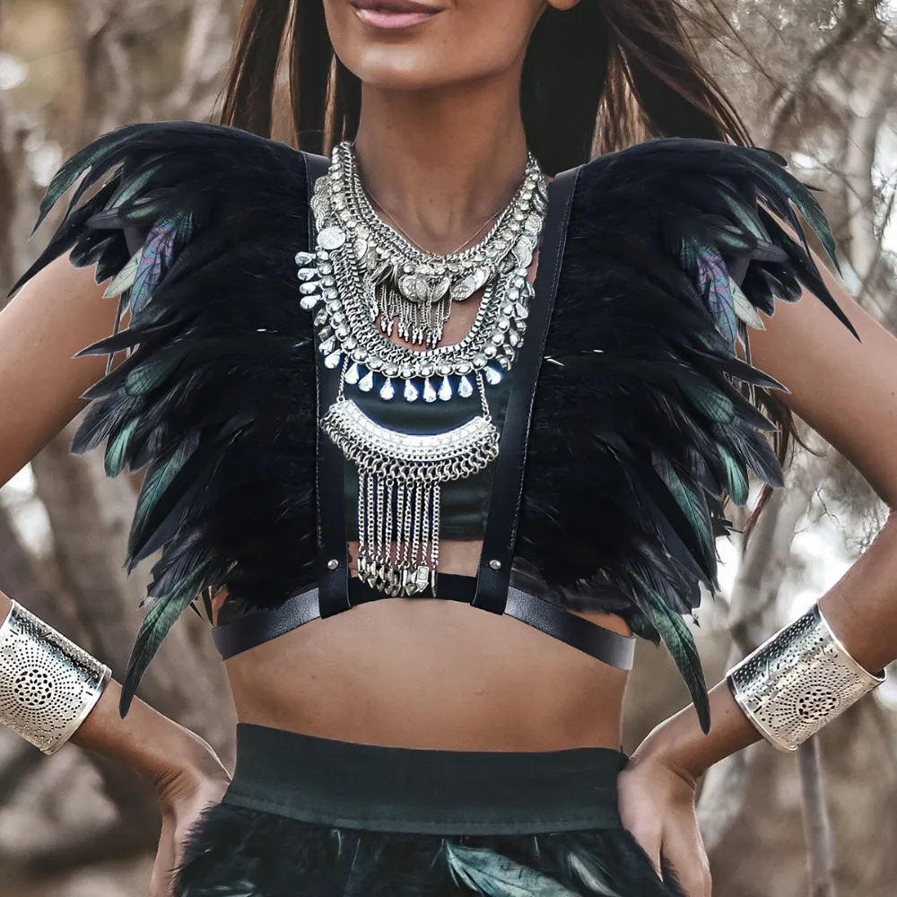 Scialle in pelle con piume retrò alla moda, stile punk cosplay di Halloween