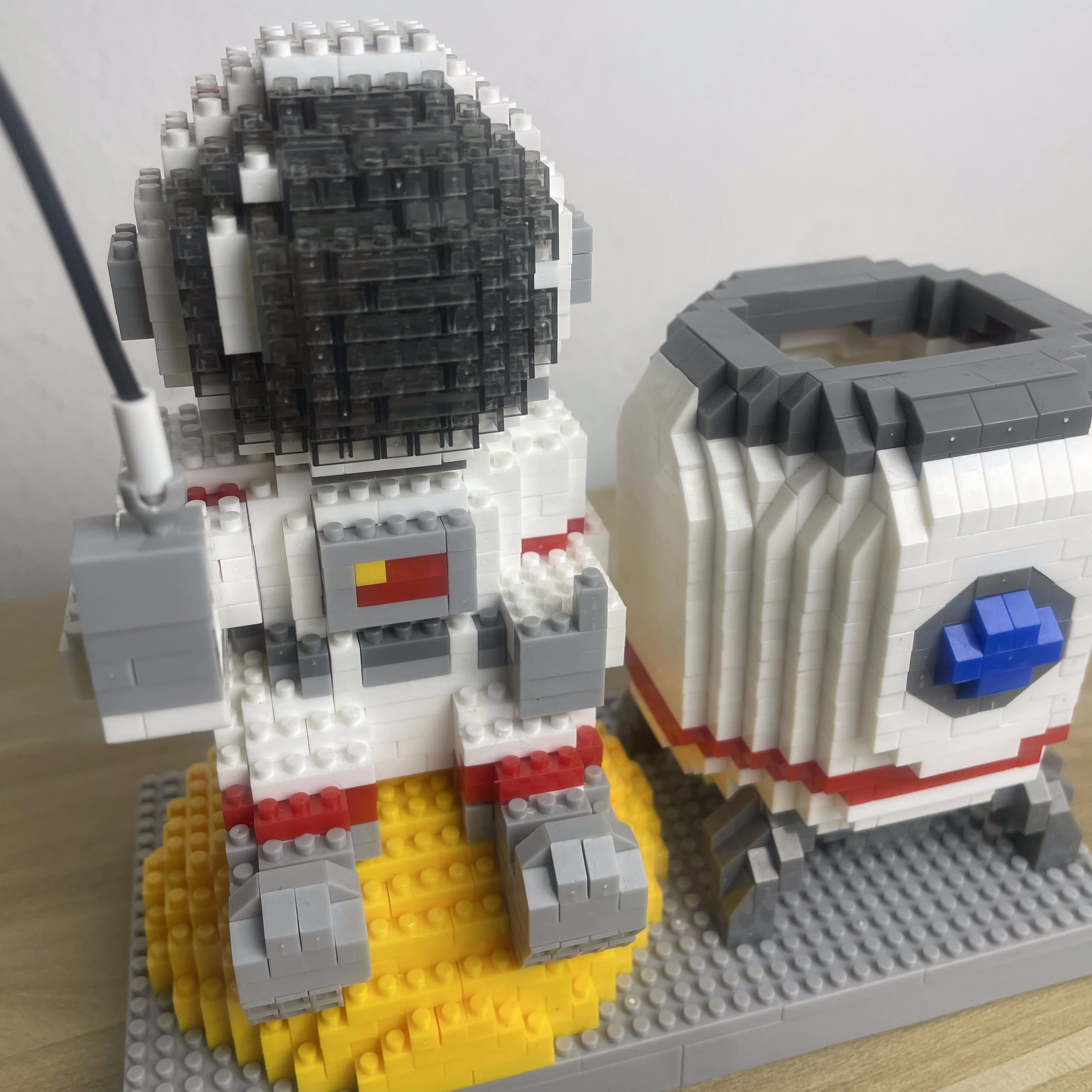 NHQZ Set De Micro Bloques Astronauta Con Luz LED – 368 Piezas De Construcción Con Base Lunar – Juguete De Modelismo Para Niños Y Adultos