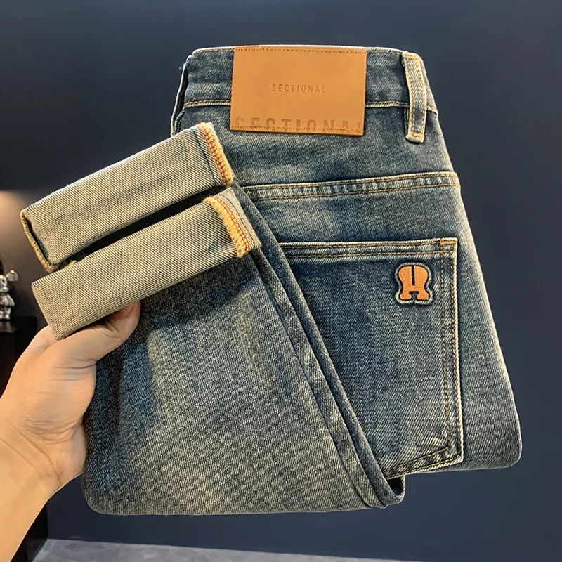 

2025 новые потертые синие зауженные джинсы в стиле ретро для мужских осенних трендов, универсальные и повседневные облегающие брюки с небольшими штанинами