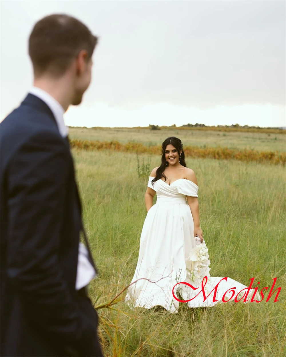 사용자 정의 절묘한 흰색 새틴 신부 가운 간단한 Strapless 오프 어깨 짧은 소매 웨딩 드레스 채플 트레인 드레스