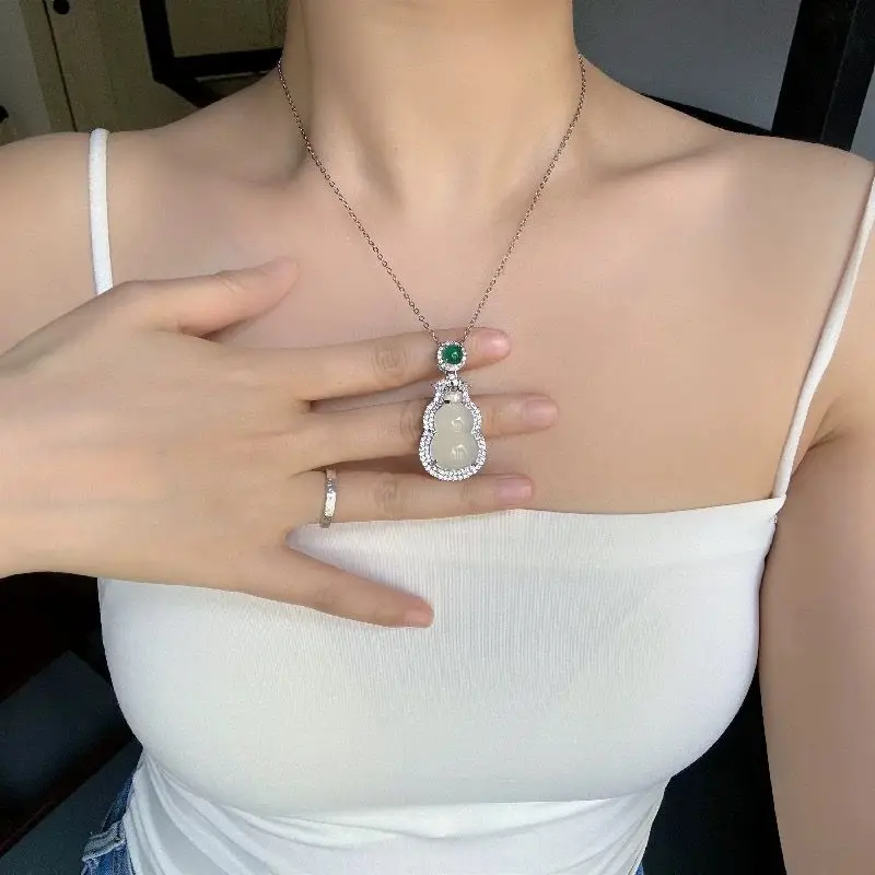Chinese-style gourd necklace women featuring a delicate unique design with a retro and elegant aesthetic perfect for
