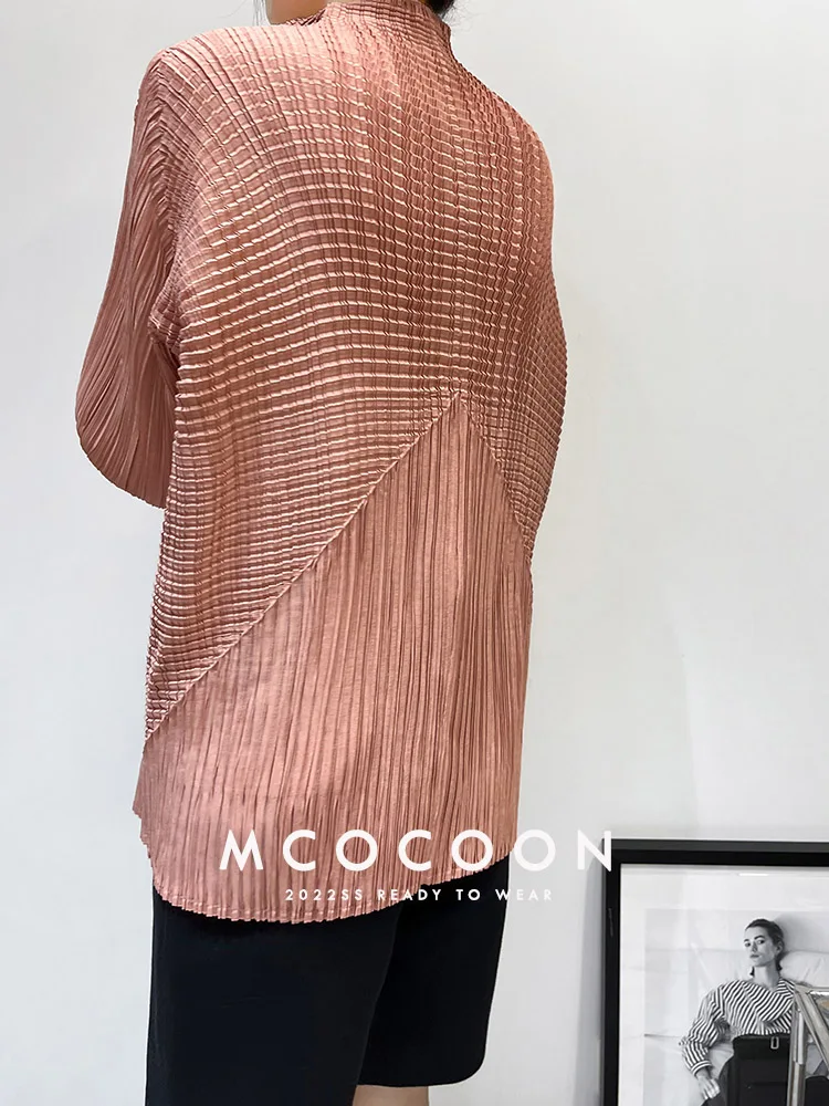Miyake Plissierter Einreihiger Hemdmantel mit Stehkragen, Langarm-Cardigan, Designer-Luxuskleidung – Detail 14