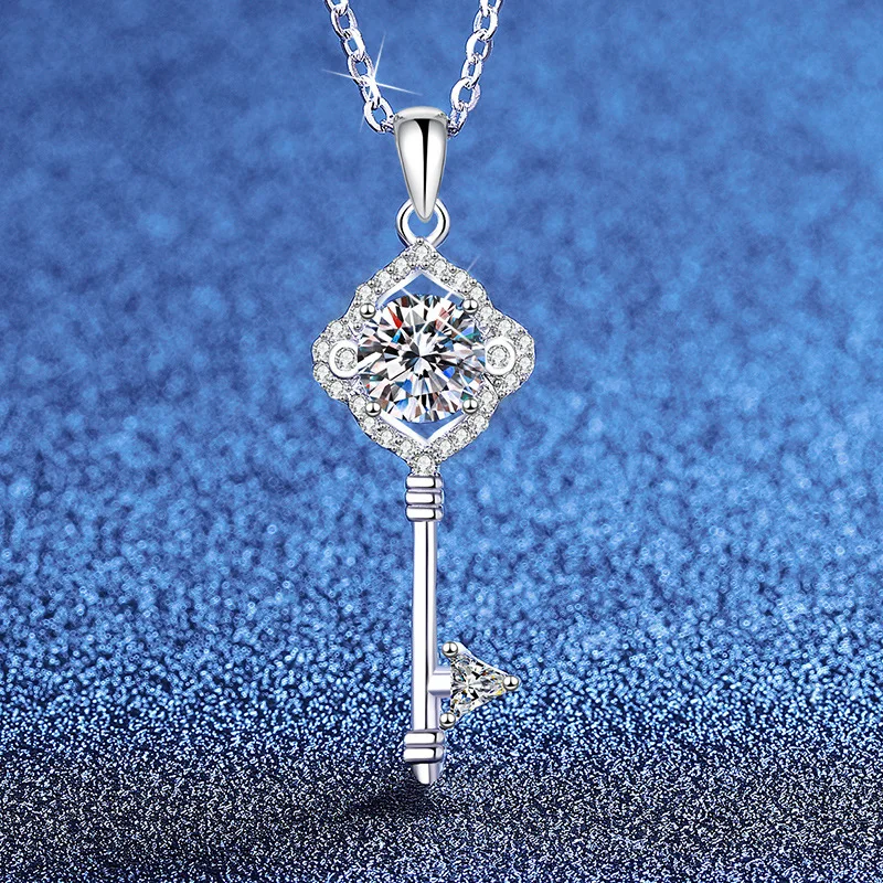 

Platinum PT95018k Gold Moissanite Necklace Korean Version Clover Key Fashion Collarbone Chain Moissanite Fashion Necklace