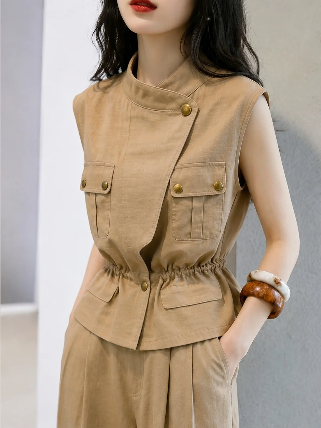 

Fashionable Commuter Style Sleeveless Vest Unique Chic Waist-Cinching Design Versatile Straight Cut Silk Top for Women