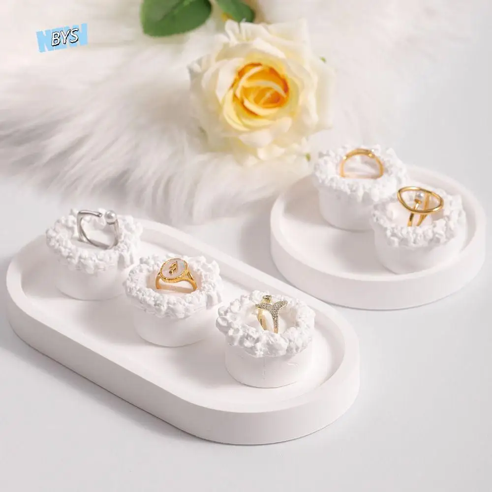 

Vintage Cake Shape Ring Stand White Gypsum European Style Plaster Ring Holder Exquisite Home Ornaments Ring Display Rack