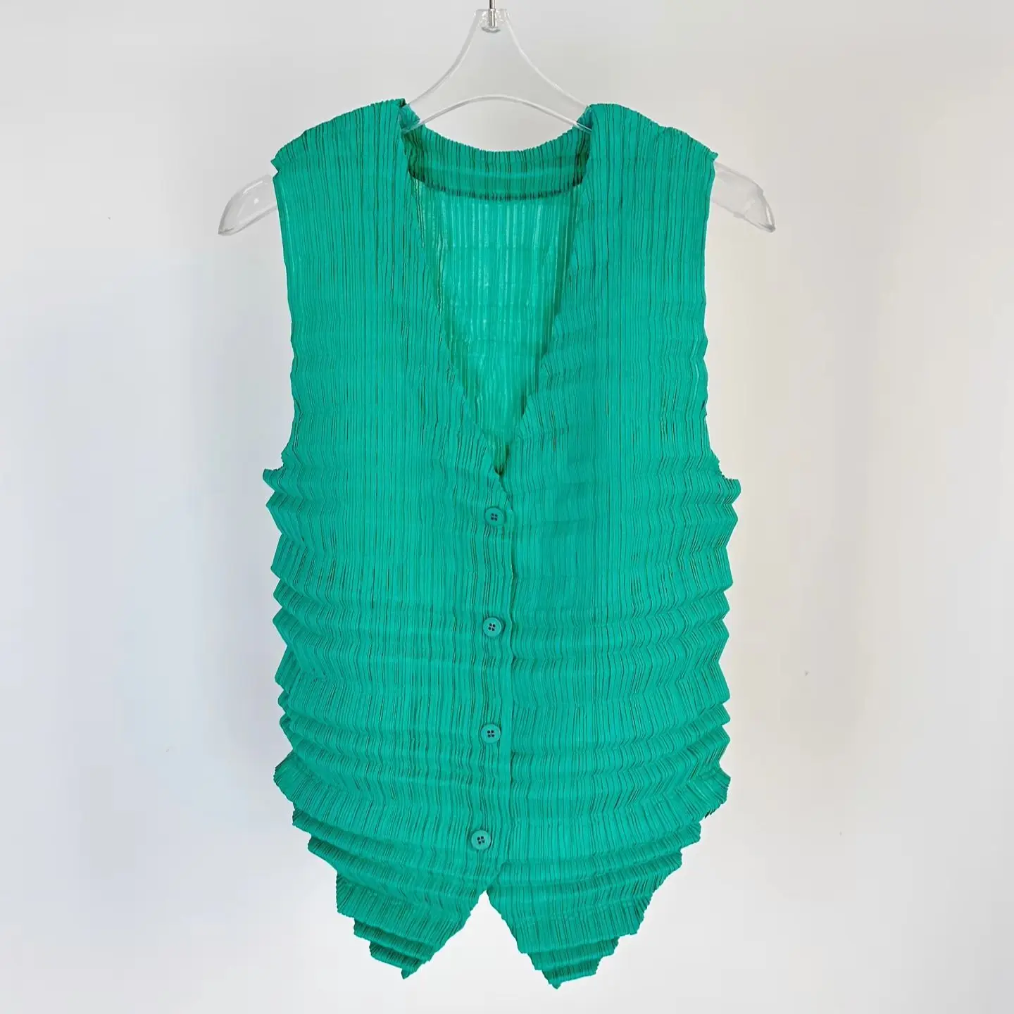 

Miyake Pleated Solid Color Undershirt 2025 Spring and Summer New Wildly Thin V-neck Vest Jacket
