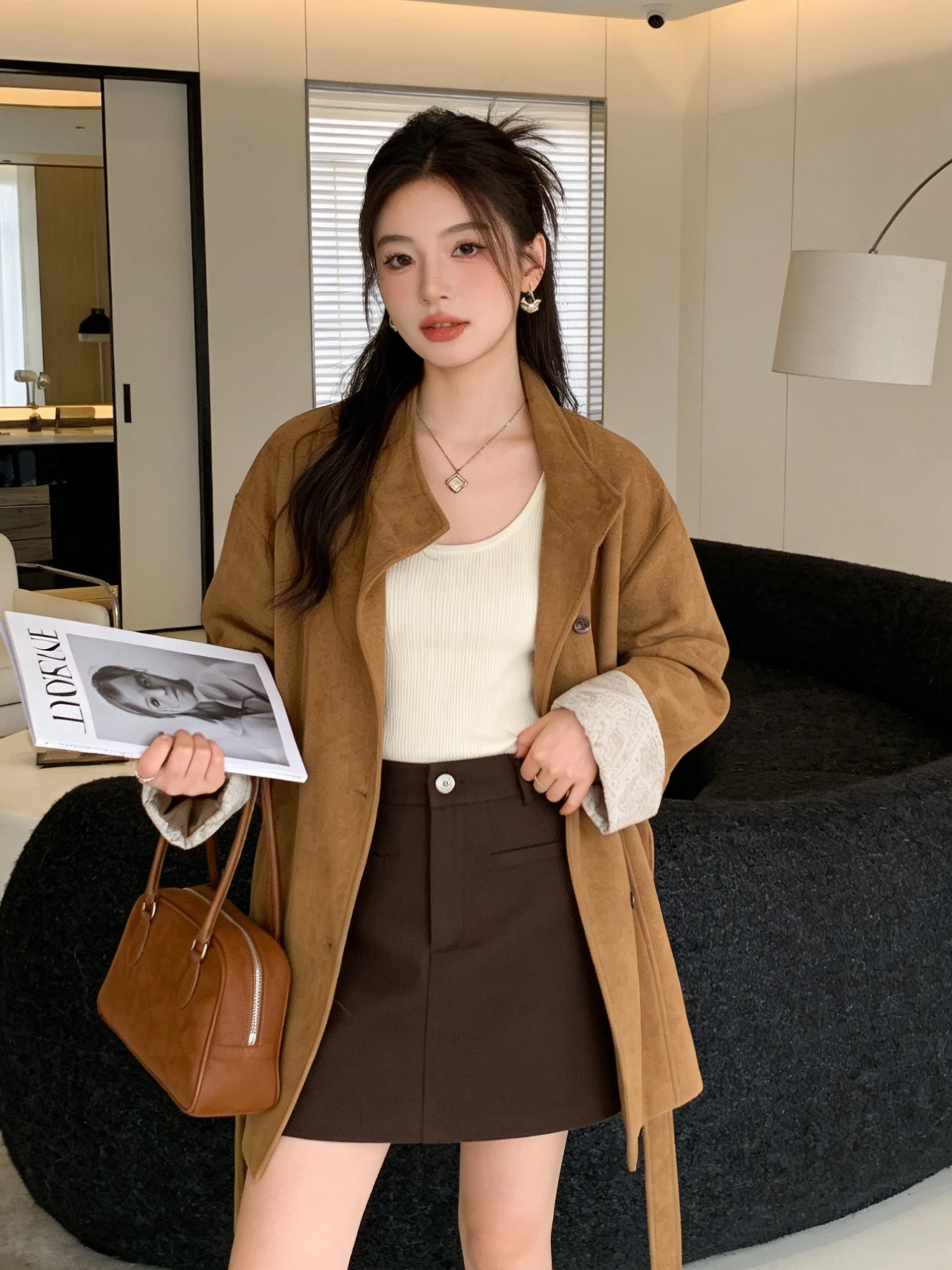 

Корейская замшевая куртка цвета карамели для женщин, весна-осень, средней длины, с воротником-стойкой, двубортная, с цветными блоками, дизайн Sve Desig...