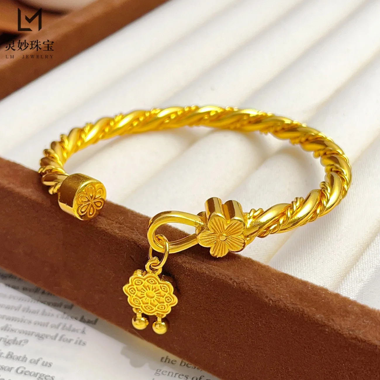 

Wedding Lucky Twist Peach Blossom Open Bangle For Women 24K Gold AU999 Peach blossom symbolizes happy fate and brings peace