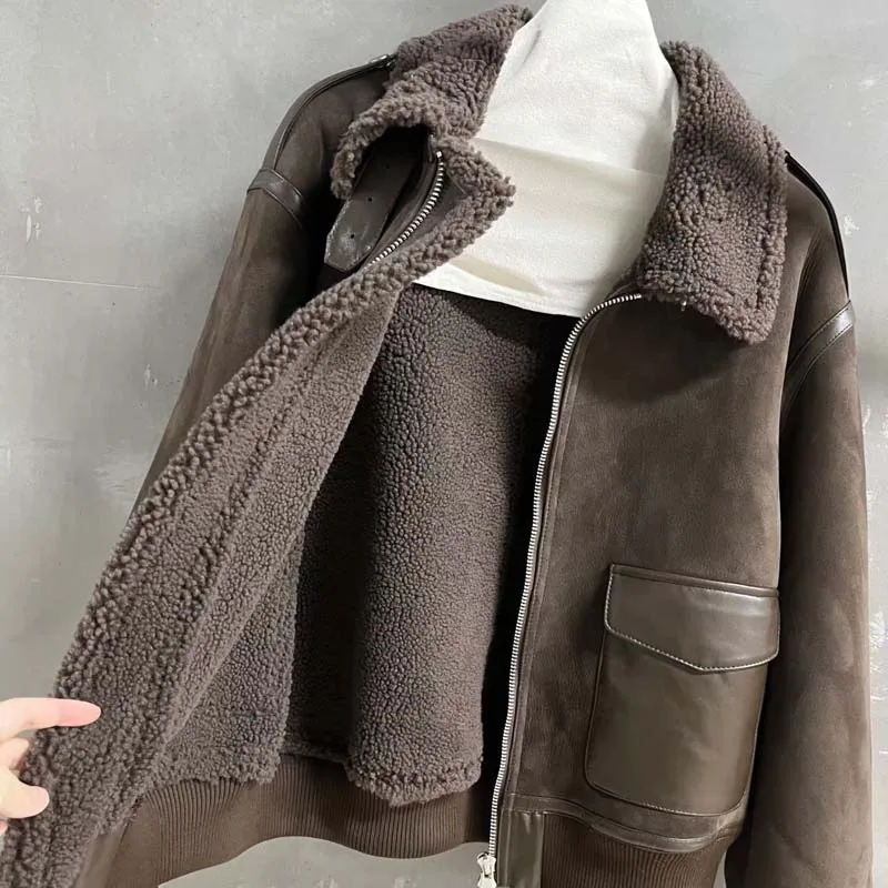 سترة من فراء الأغنام الطبيعي الحقيقي ملابس بياقة مقلوبة 2025 موضة جديدة سميكة ودافئة موضة جديدة قصيرة الطول