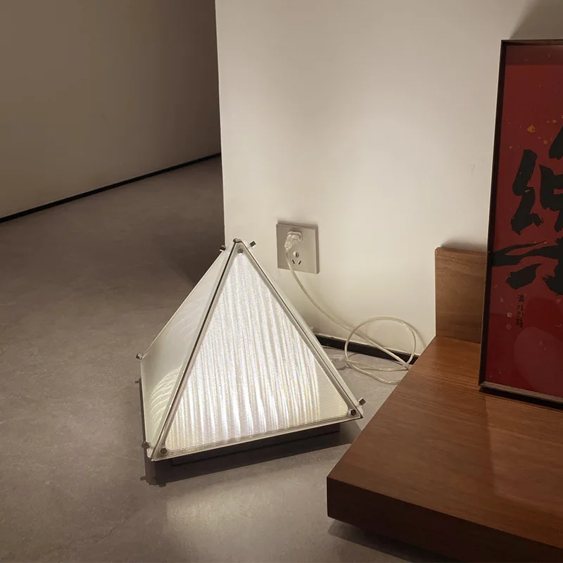 Модель спальни прикроватная фрагмент настольная лампа в стиле ар-деко