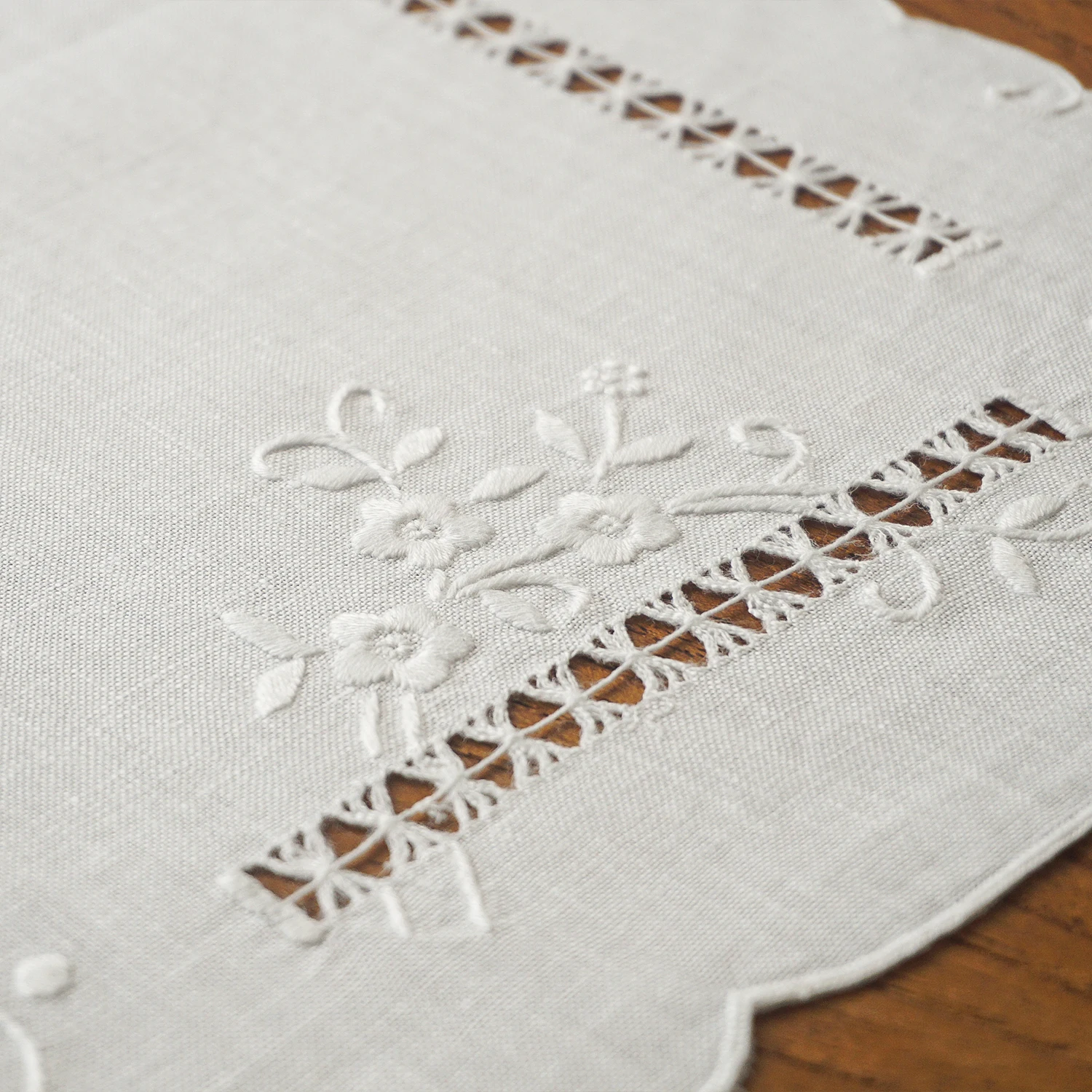 Handgefertigter, bestickter Leinen-Tischläufer im französischen Vintage-Stil mit hohlem Blumenmuster, gewelltem Rand, Tischdekoration für den Esstisch, Heimdekoration – Detail 5