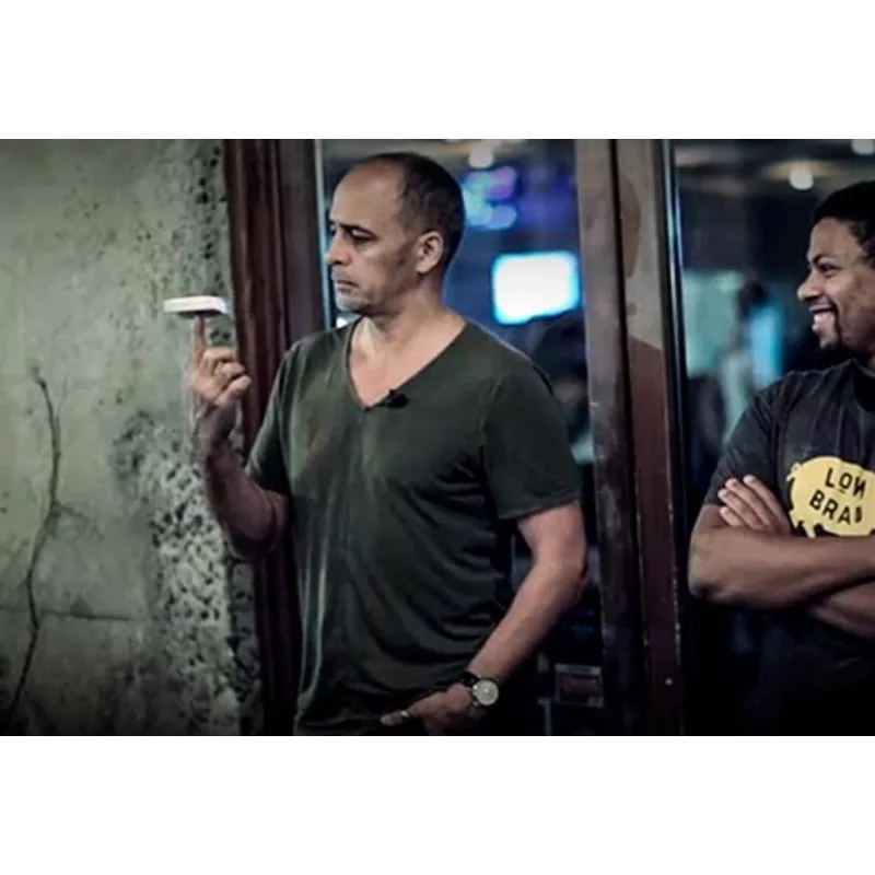 revolucao-magica-e-instrucoes-on-line-de-greg-wilson-truques-de-cartas-de-poquer-cartao-giratorio-de-perto-na-ponta-do-dedo-aderecos-magicos-engracados