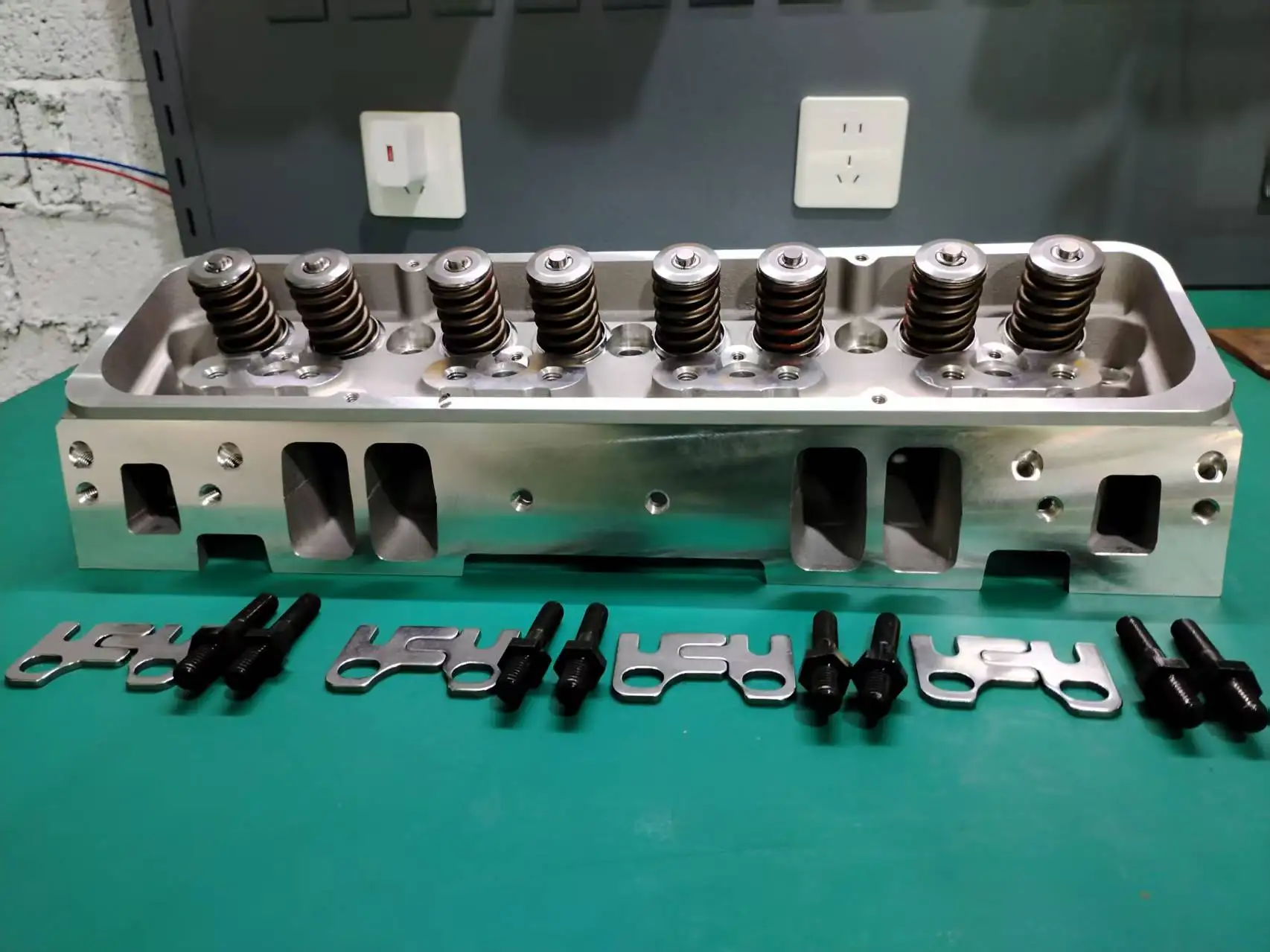 2026 New Aluminum GM350 SBC 5.7 V8 Engine Complete Cylinder Head 12528913 12558062 10239906 For Chevy CHEVROLET 350 V8 5.7L