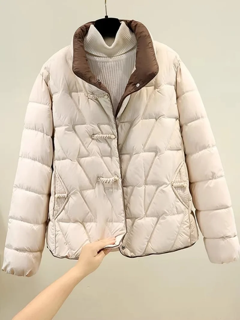 سترة نسائية صينية قصيرة شتاء 2025، معطف مبطن بإبزيم وياقة واقفة، بلوزة مبطنة من القطن على الطراز العرقي w1878