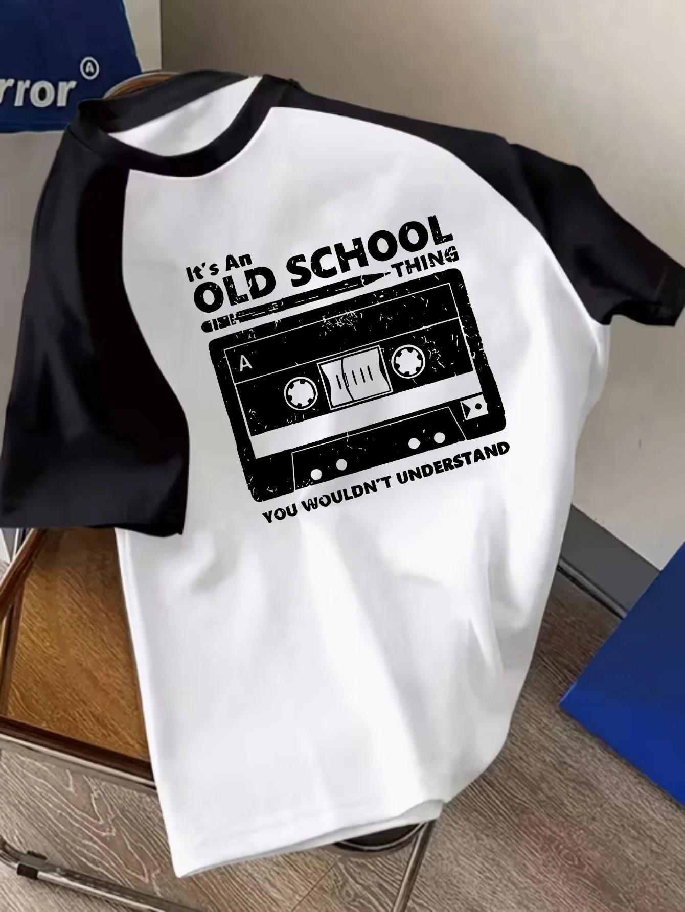 Retro Tape Old School Print Black and White Raglan Sleeve Two-Tone Short-Sleeve T-Shirt, Round Neck Loose Fit with Dropped Shoulders, Breathable and Comfortable Fabric, Suitable for Outdoor Sports and Leisure.