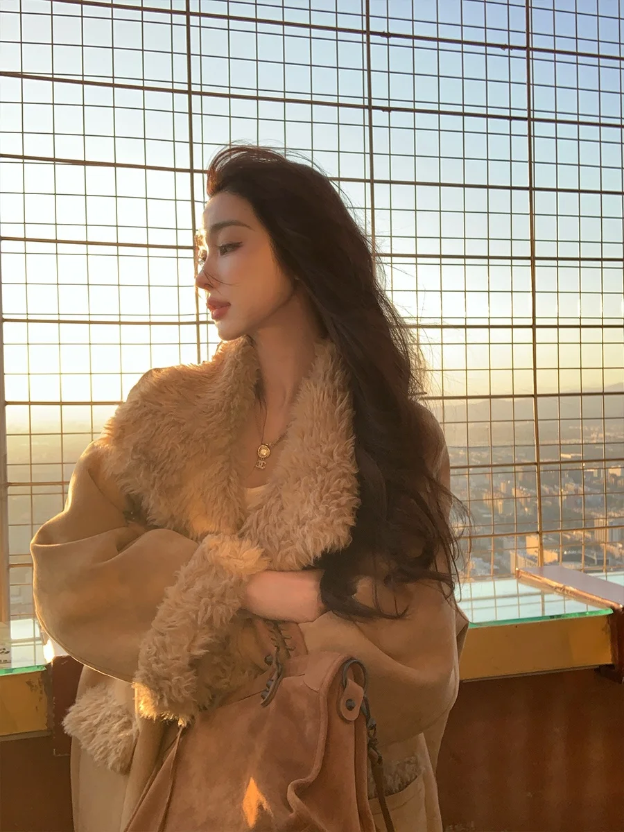 Jaqueta de Motocicleta Feminina Dupla Face em Camurça e Pele Sintética Cor Café Achi - Agasalho Quente com Forro Integrado de Pele e Pelo