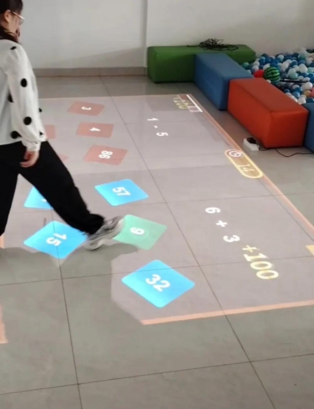 نظام ألعاب احترافي بشاشة تعمل باللمس، لعبة حائط ملعب للأطفال مناسبة للمدارس والتسوق م