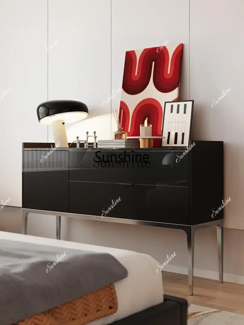 

Входной шкаф у стены, светлая роскошная маленькая квартираX.