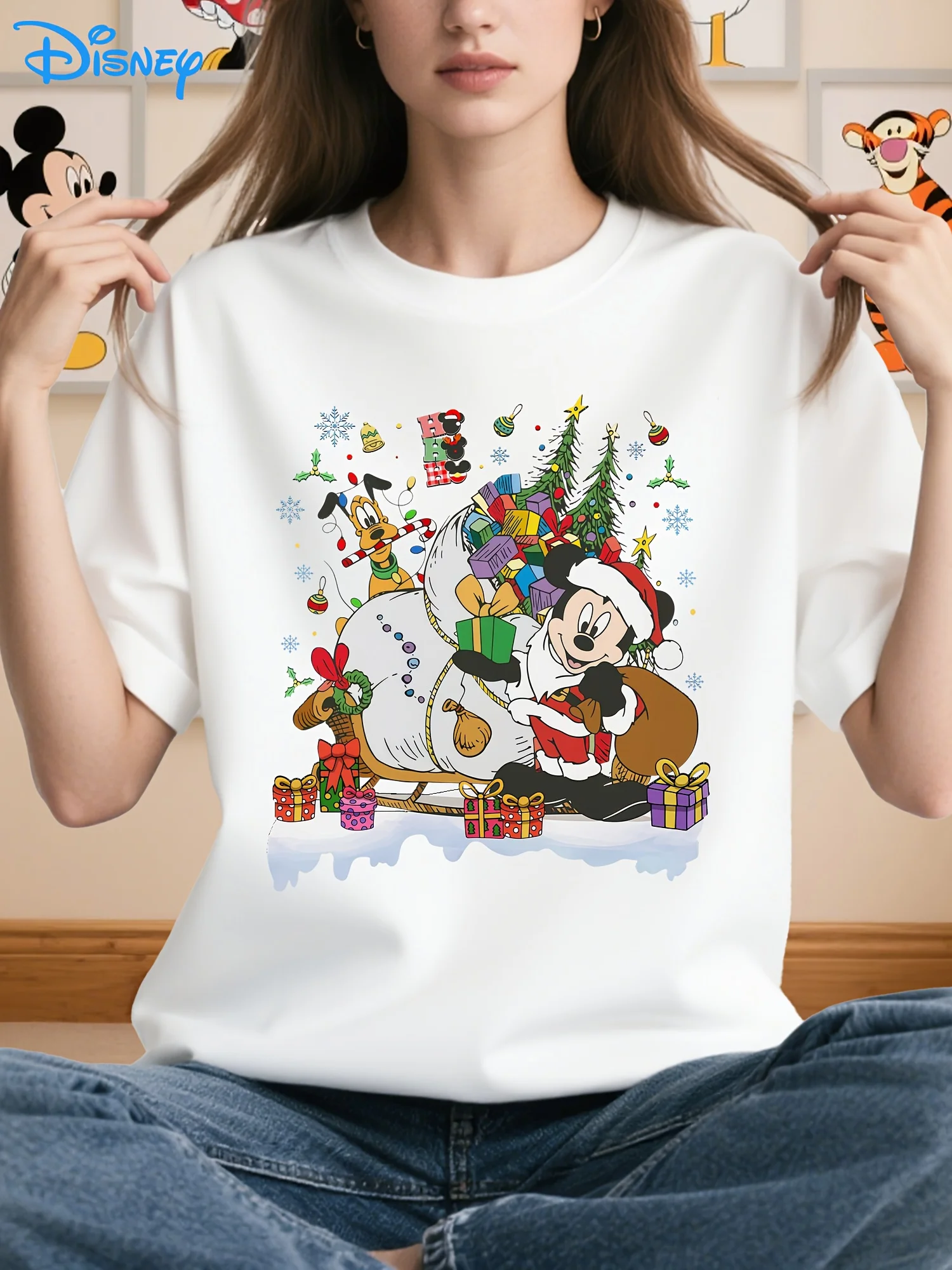 تي شيرت ديزني ميكي وبلوتو لعيد الميلاد - فضفاض وكاجوال، ميكي ماوس وبلوتو يرتدي قبعات عيد الميلاد وزلاجات ركوب الخيل