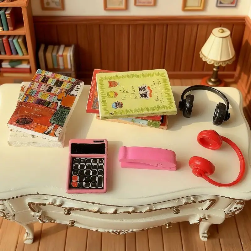 Xm10pcs 2.5*1.8*0.25cm fones de ouvido calculadora grampeador casa de boneca móveis estudo decoração 1/12 casa de bonecas vintage modelo de livro em miniatura