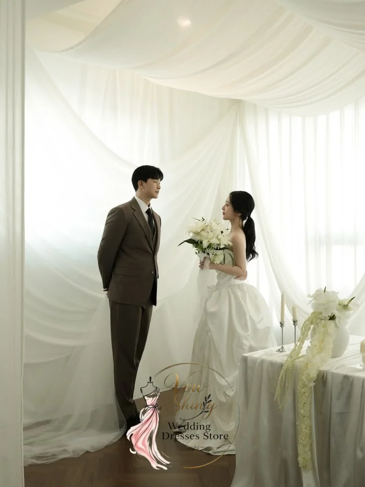 Vow Shiny Elegant Ivory Korean Off-Shoulder Ball Gown Wedding Dress with Feather Trim and Tulle Skirt for Bridal Ceremony