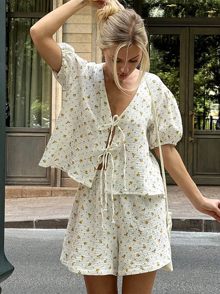 

Повседневный женский комплект рубашек на шнуровке с коротким рукавом и v-образным вырезом, топ с широкими штанинами и высокой талией, женские шорты, летний женский новый праздничный костюм