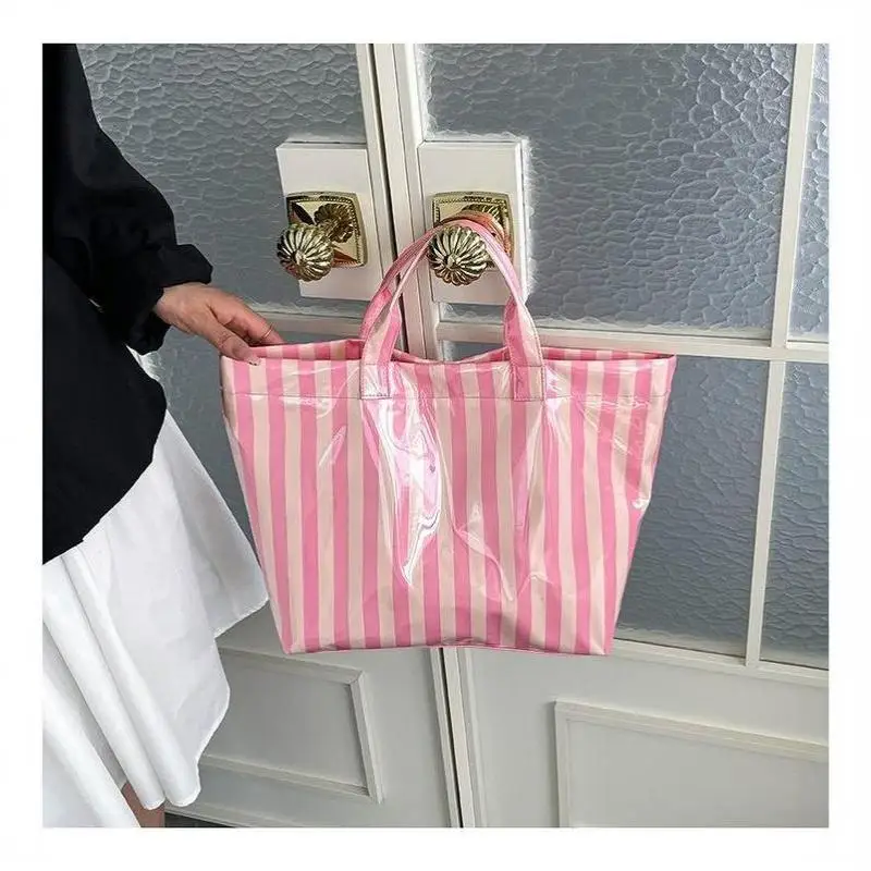 Diese wasserfeste PVC-Tragetasche verfügt über ein rosa-blau gestreiftes Design, ein großes Fassungsvermögen und eignet sich für Strand-Einkäufe. – Detail 28