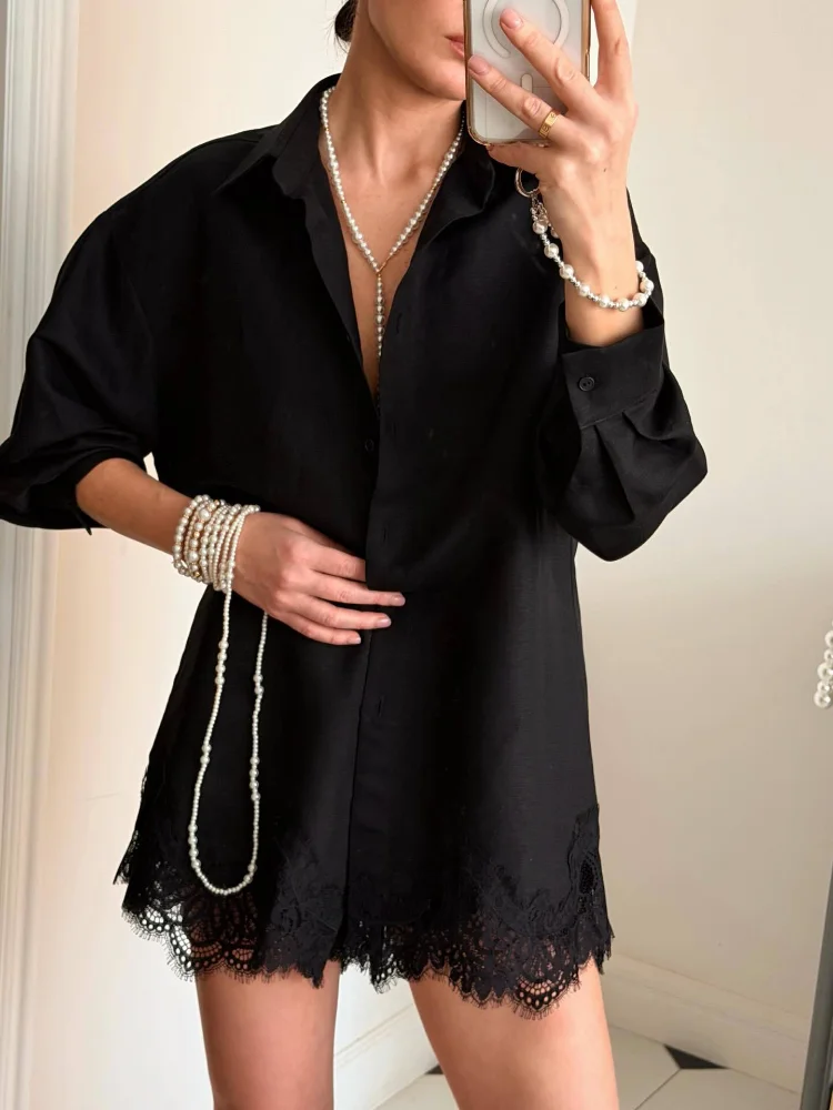 

Женский повседневный комплект из двух предметов: рубашка с длинным рукавом на пуговицах и брюки с кружевным цветочным узором по низу, весна 2026. Элегантный классический стильный комплект с шортами.