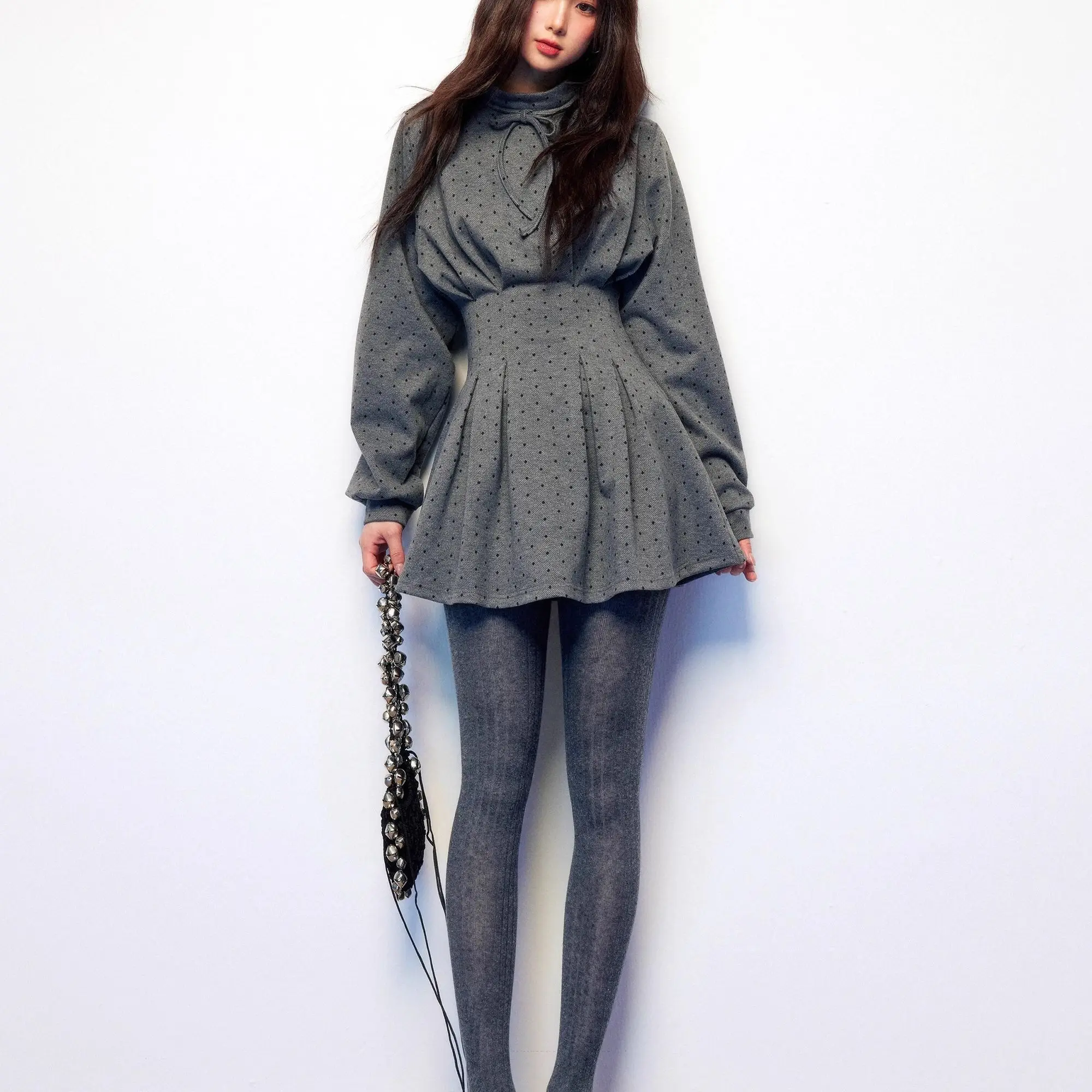 Gonna corta da donna con gonna a maniche lunghe in vita a pois grigi