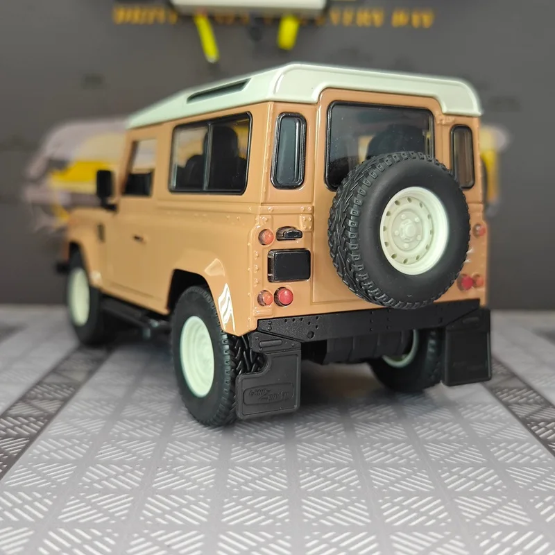 

Масштабная модель автомобиля 1:24 2023 Classic Defender Work V8 Islay Edition из сплава, литая под давлением, металлическая игрушка, коллекционная имитация, подарок для детей