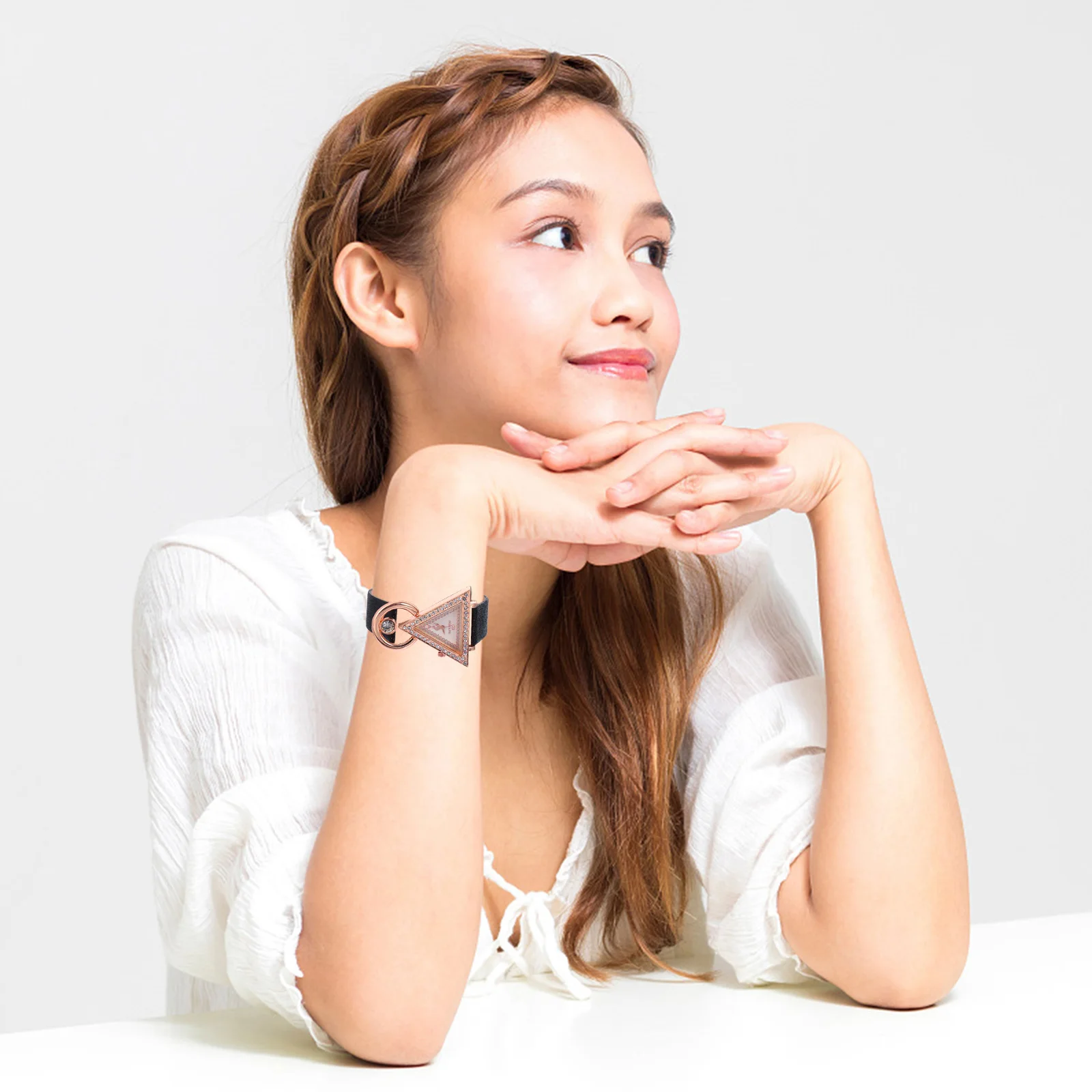 

1 шт., инкрустированные стразами для женщин, наручные часы треугольной формы, модные кварцевые часы, регулируемый ремешок, повседневная одежда для вечеринок, подарок