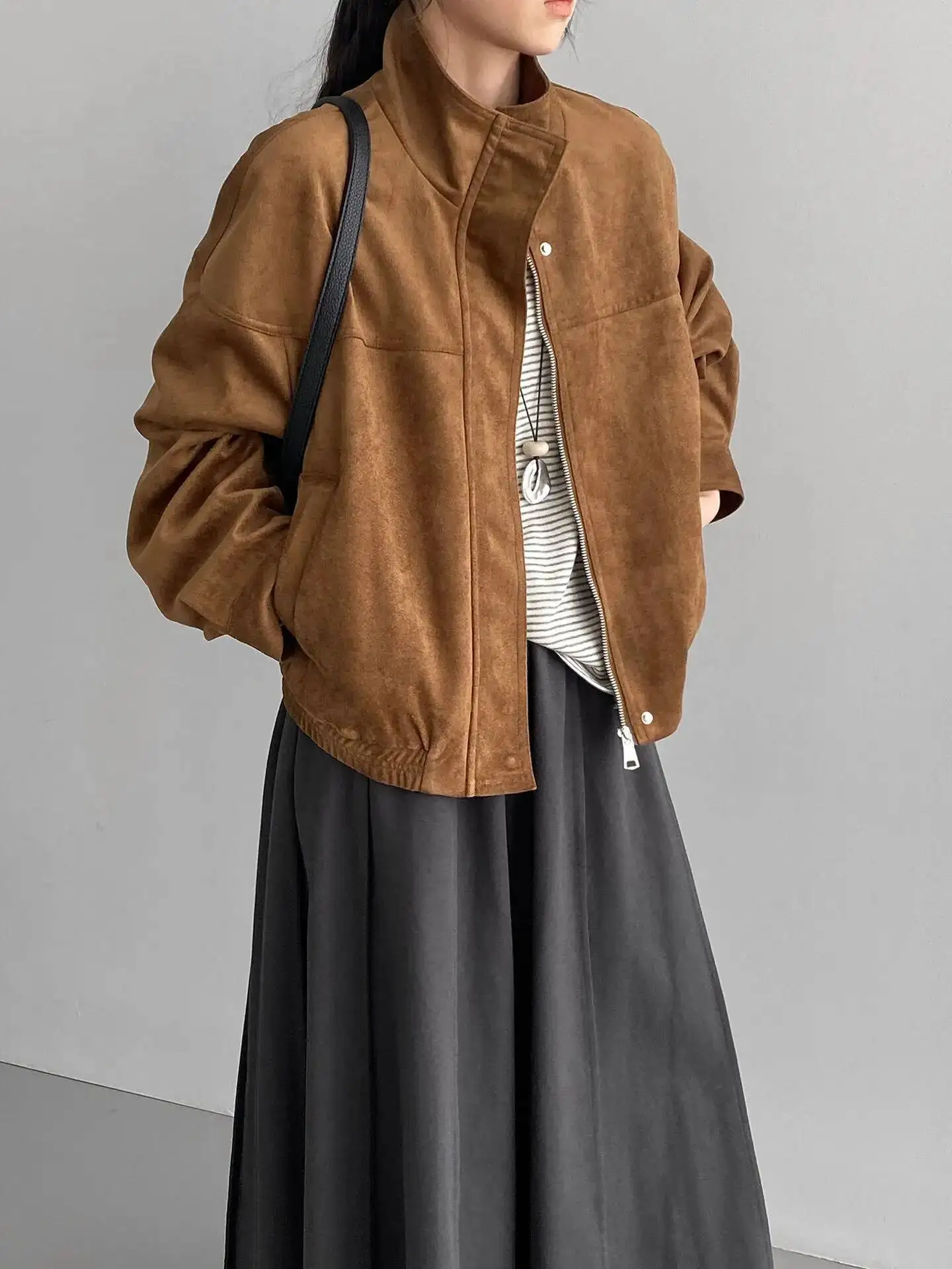 เสื้อแจ็คเก็ตสไตล์เรโทรใหม่ปี 2025 สำหรับผู้หญิง ปกพับได้ สวมใส่สบาย หลากหลายสไตล์ ทรงหลวม ผ้าหนังกลับ