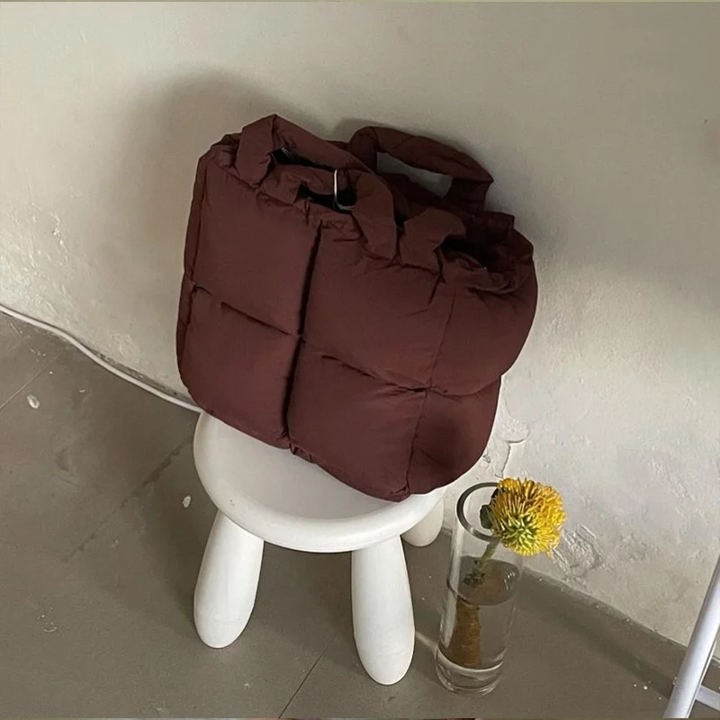 

Australia Design 22FW Large Capaci down Underarm Women's Tote Bag Cute mat Blo Doughnut Handbag Soft Handle