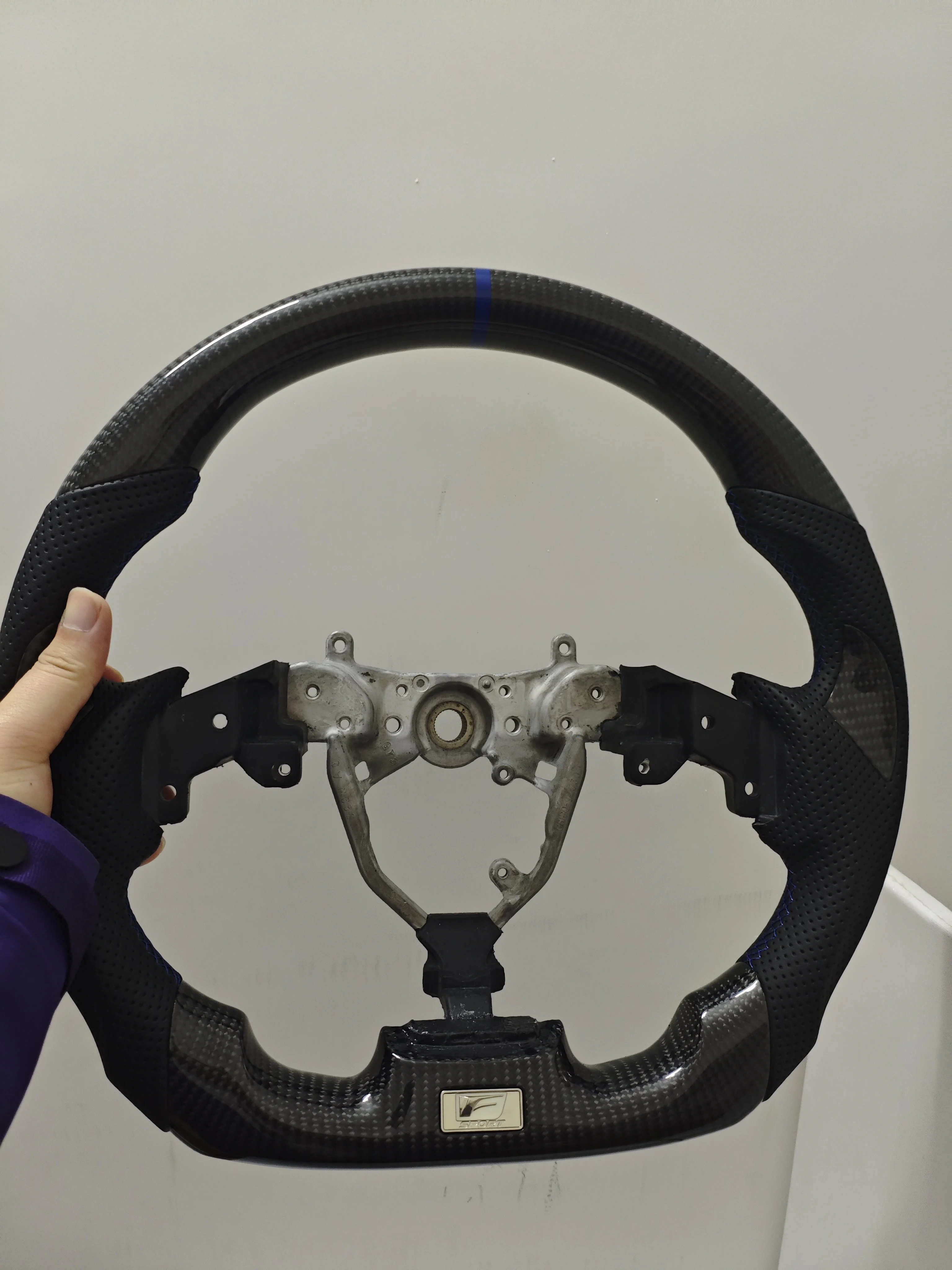 

For Lexus IS ISF 2008-2014 Real Carbon fiber Steering wheel Farme+Perforated leather+3,9 point Carbon fiber horn IS200 IS250
