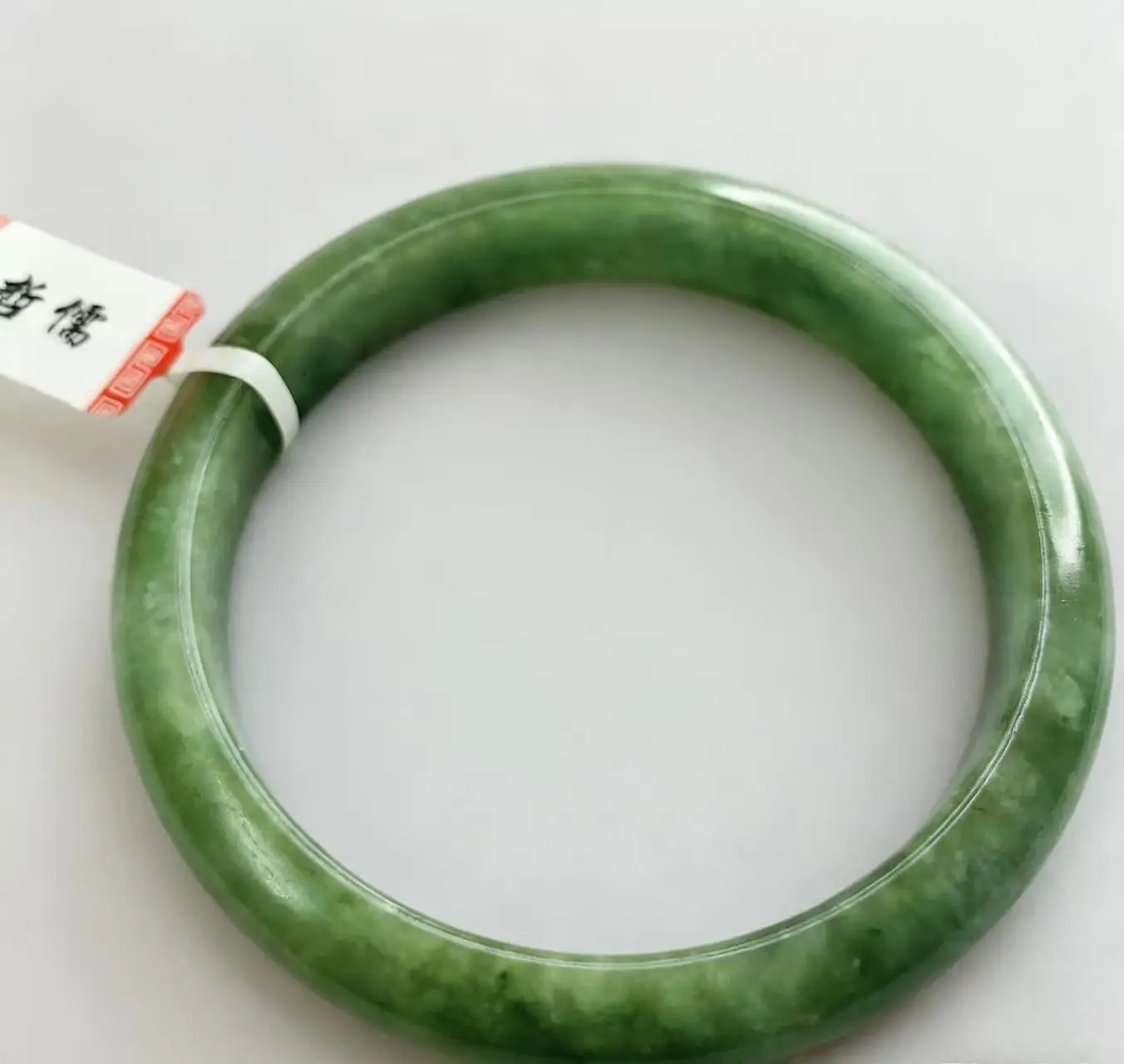 

Реалистичная стрельба большого светло-зеленого нефритового браслета 63,1, подарок на удачу.