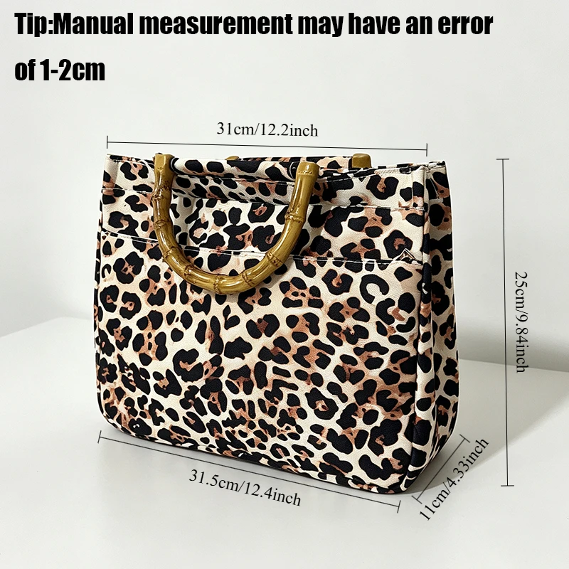 Retro-Tasche für Damen mit Leopardenmuster und Griff aus Kunstbambus. Beige Handtasche mit schwarzem und braunem Leopardenmuster für Damen – Detail 7
