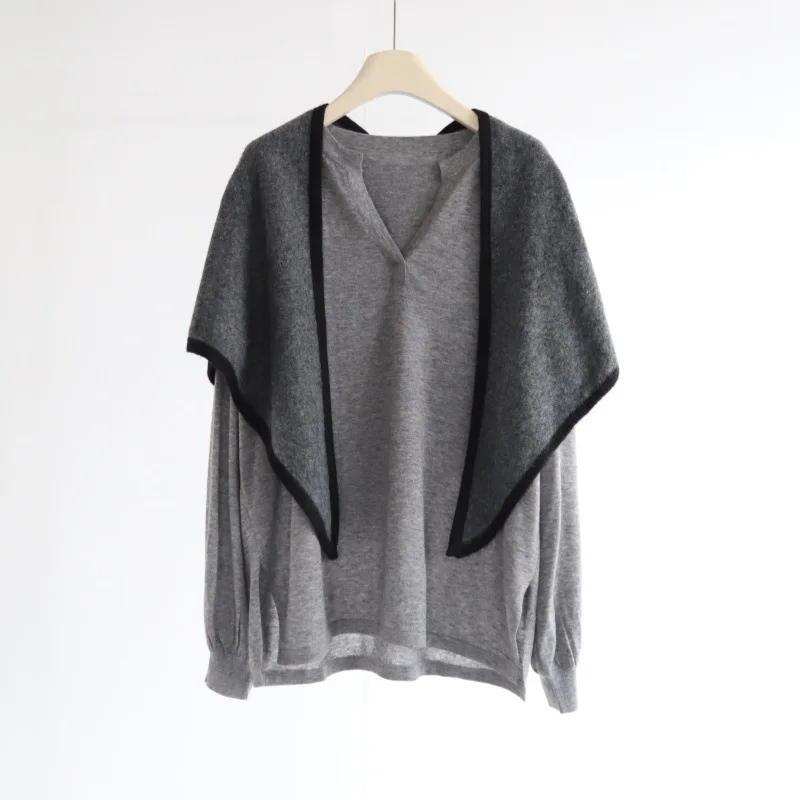 Un scialle triangolare color block per l'autunno e l'inverno da donna, abbinato a una sciarpa e un gilet da donna