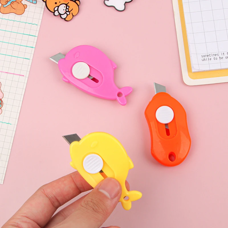 Mini cuchillo de utilidad con forma de dibujos animados para niños, cuchillo de bolsillo portátil para manualidades, cortador de papel, caja de papel Express, abridor de sobres, 1 ud.