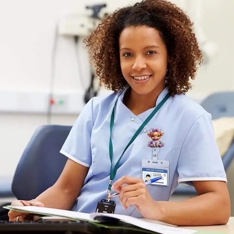 귀여운 하이랜드 소 배지 홀더 - 간호사, 교사, 사무직을 위한 2D 아크릴 ID 클립.