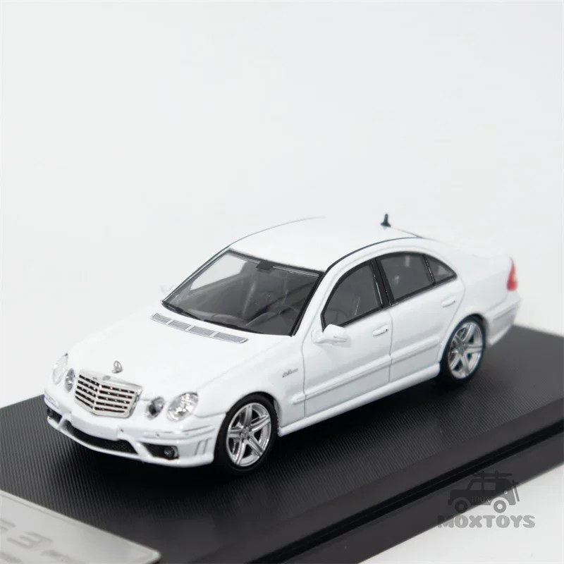 MK MODEL 1:64 E63 W211 Classic Diecast Model Car