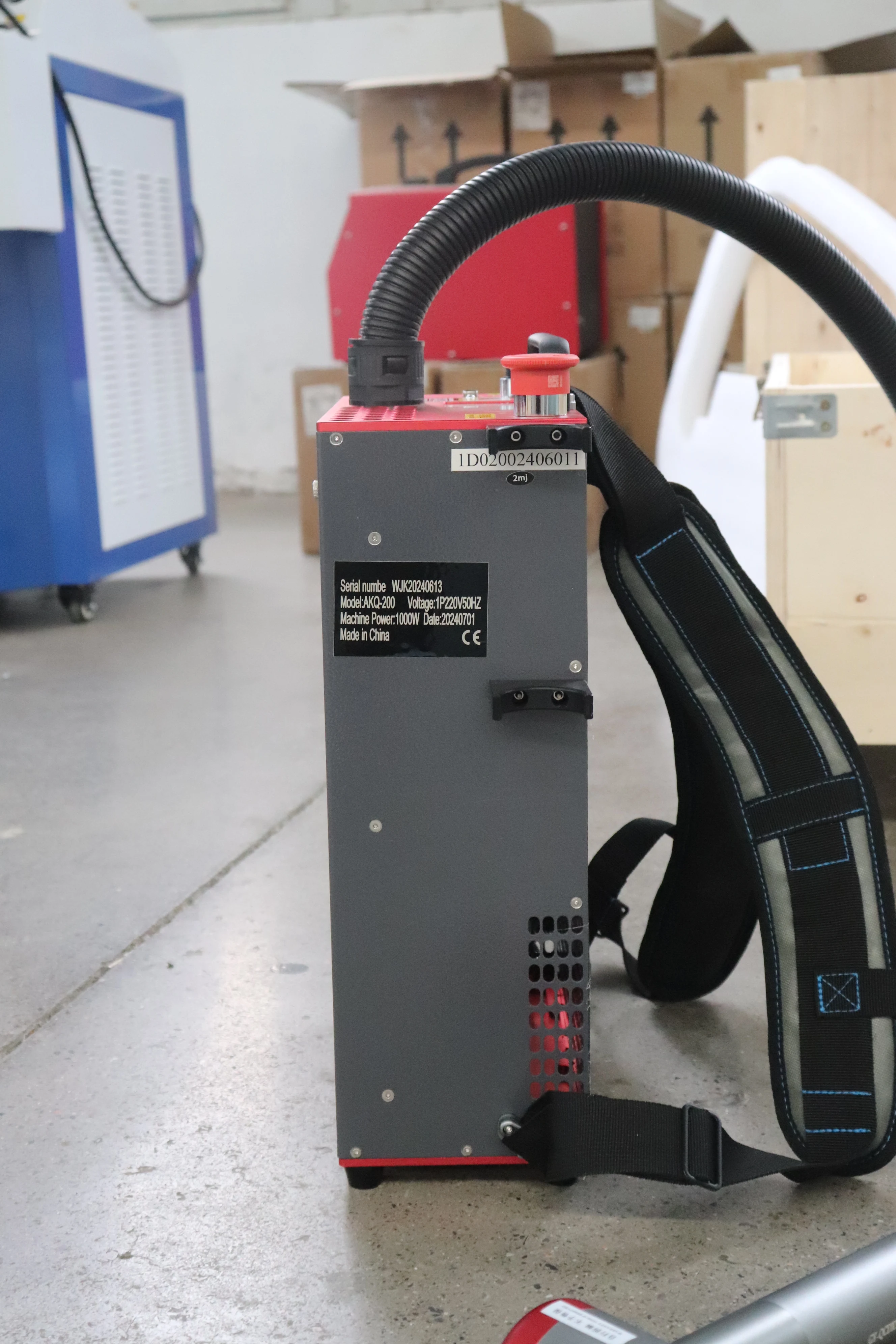 Small backpack type fiber laser pulse 100W handheld laser cleaning machine metal rust wood painting 200w laser rust remover