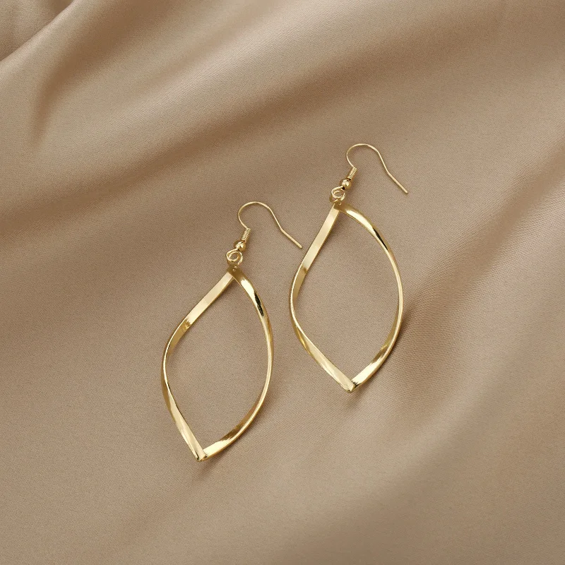 Twisted Wave Rhombus Hook Earrings for Women Gold Color Metal Wraped Geometry Pendants Hyperbole Long Hanging Earrings brincos